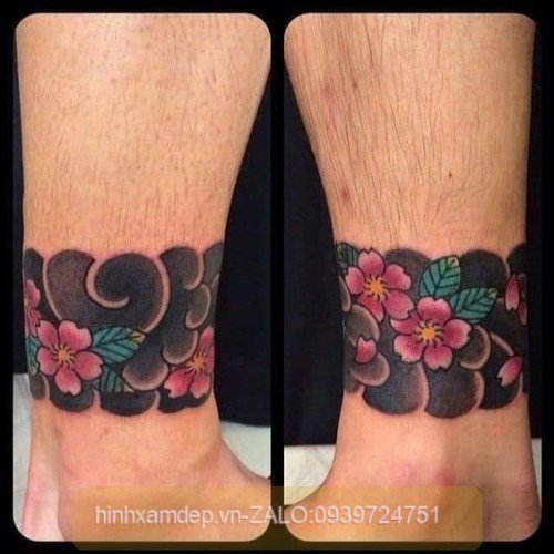 Hình xăm vòng tay Nhật cổ tròn họa tiết hoa anh đào rực rỡ