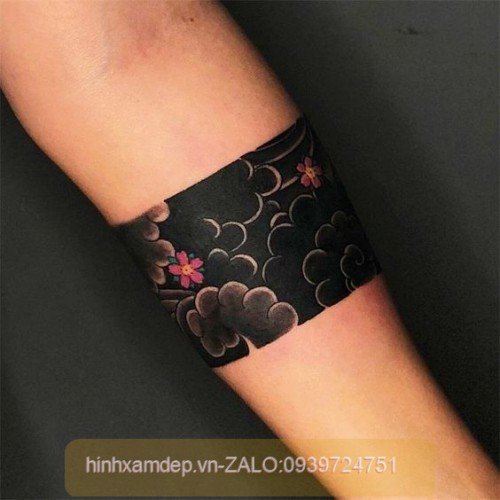 Hình xăm vòng tay Nhật cổ tròn