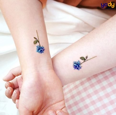 Hình xăm vòng tay nữ mảnh đơn giản nhưng đầy cuốn hút