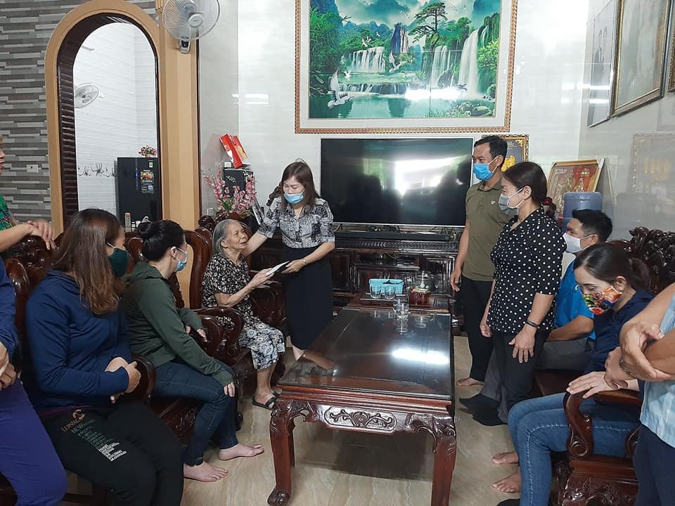 Hoạt động thăm hỏi và chia sẻ của công đoàn trường học, thể hiện vòng tay công đoàn ấm áp