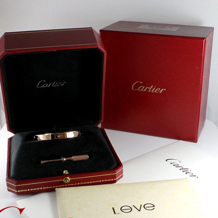 Hộp đựng sang trọng của vòng tay Cartier 750 19 và các phụ kiện