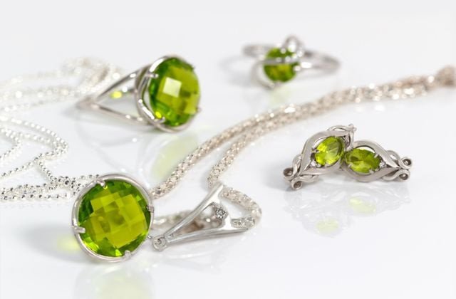 Hướng dẫn bảo quản vòng tay đá Peridot đúng cách để duy trì vẻ đẹp sáng bóng.