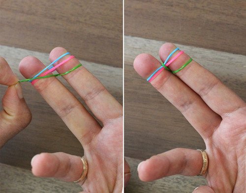 Kéo sợi dây chun dưới cùng lên giữa khi đan vòng tay