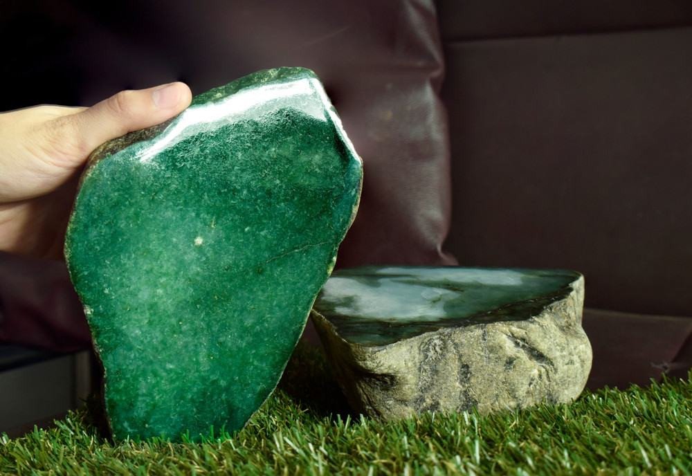 Khối ngọc phỉ thúy thô và viên đá phỉ thúy đã chế tác