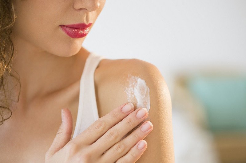 Không đeo vòng tay hợp kim khi dùng lotion dưỡng da