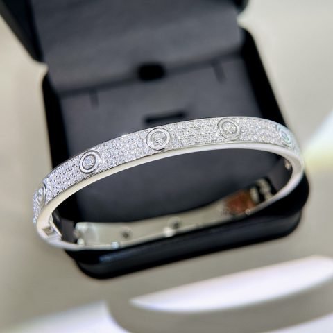 Lắc tay bạc Cartier Love đính đá tấm sang trọng