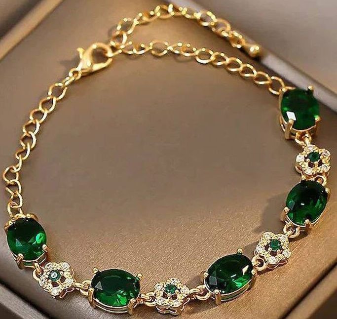 Lắc tay bạch kim dạng vòng kiềng trơn, thể hiện vẻ đẹp cổ điển và thanh lịch