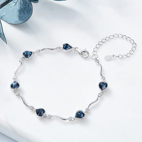Lắc tay bạch kim nữ đính đá quý lấp lánh, một trong các mẫu lắc tay bạch kim đẹp nổi bật