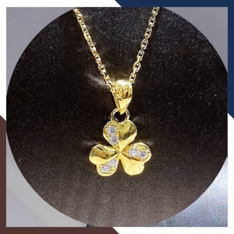 Lắc tay cỏ 3 lá bằng vàng với mặt charm tinh xảo