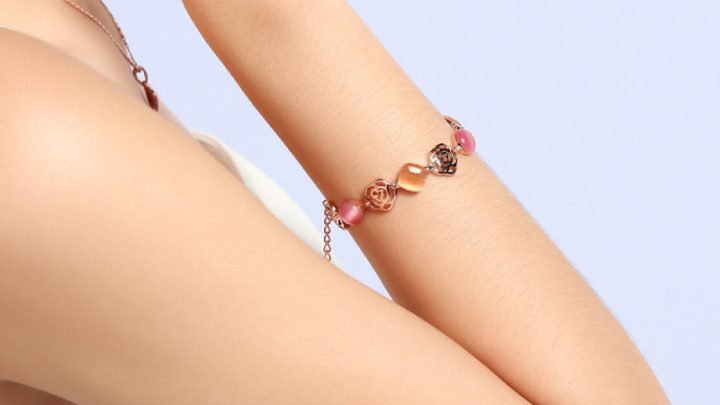 Lắc tay có nhiều chất liệu như ngọc trai, vàng, bạc, đá quý
