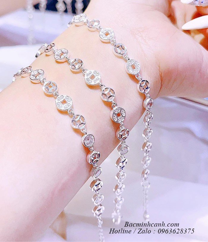 Lắc tay đồng tiền bạc trên cổ tay nữ giới