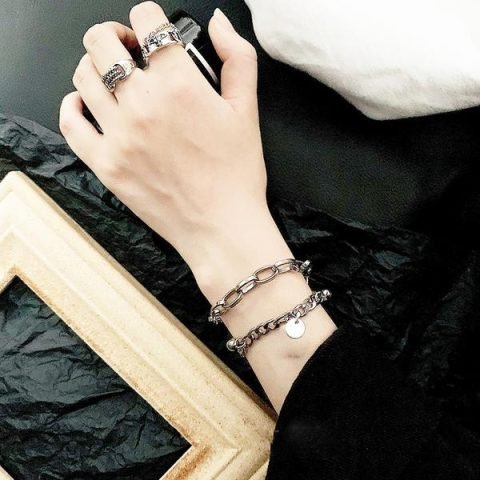 Lắc tay nam bằng kim loại, thể hiện phong cách và cá tính.