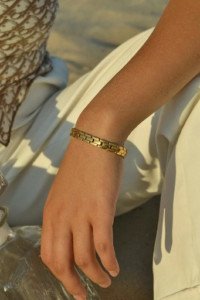 Lắc tay nữ vàng 18K 3 chỉ với họa tiết độc đáo