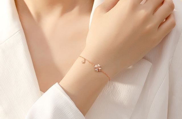 Lắc tay nữ vàng 18K hình chiếc lá tươi mới dưới 3 triệu