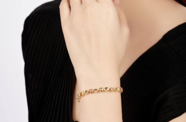 Lắc tay nữ vàng đính Sapphire lấp lánh giá dưới 3 triệu