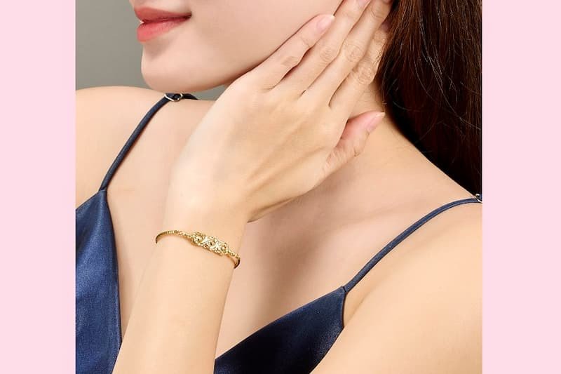 Lắc tay trơn vàng 18K PNJ 0000Y001204 điểm xuyết chi tiết hoa hồng