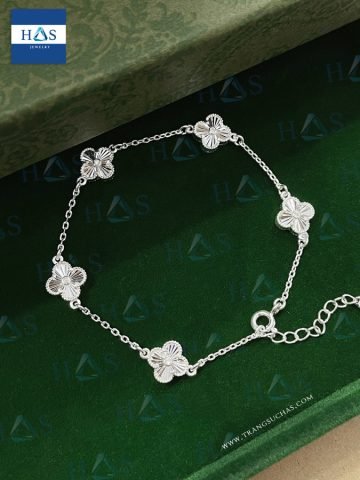 Lắc tay Van Cleef bạc hình cỏ bốn lá màu trắng bạc tinh xảo, biểu tượng vẻ đẹp thuần khiết và trẻ trung