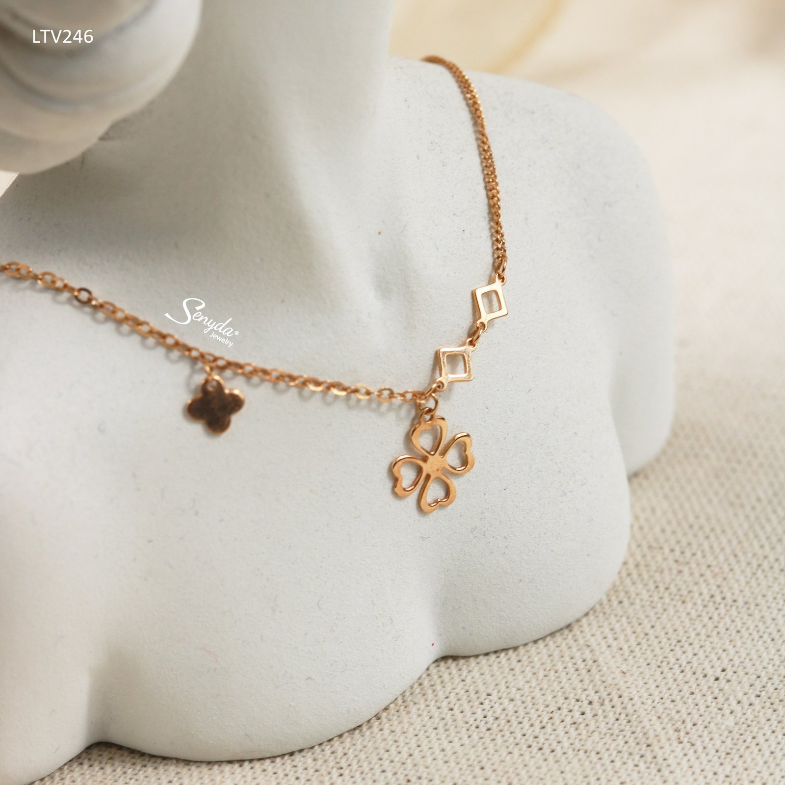 Lắc tay vàng 18K hình cỏ 4 lá rỗng, biểu tượng may mắn cho các cô gái.