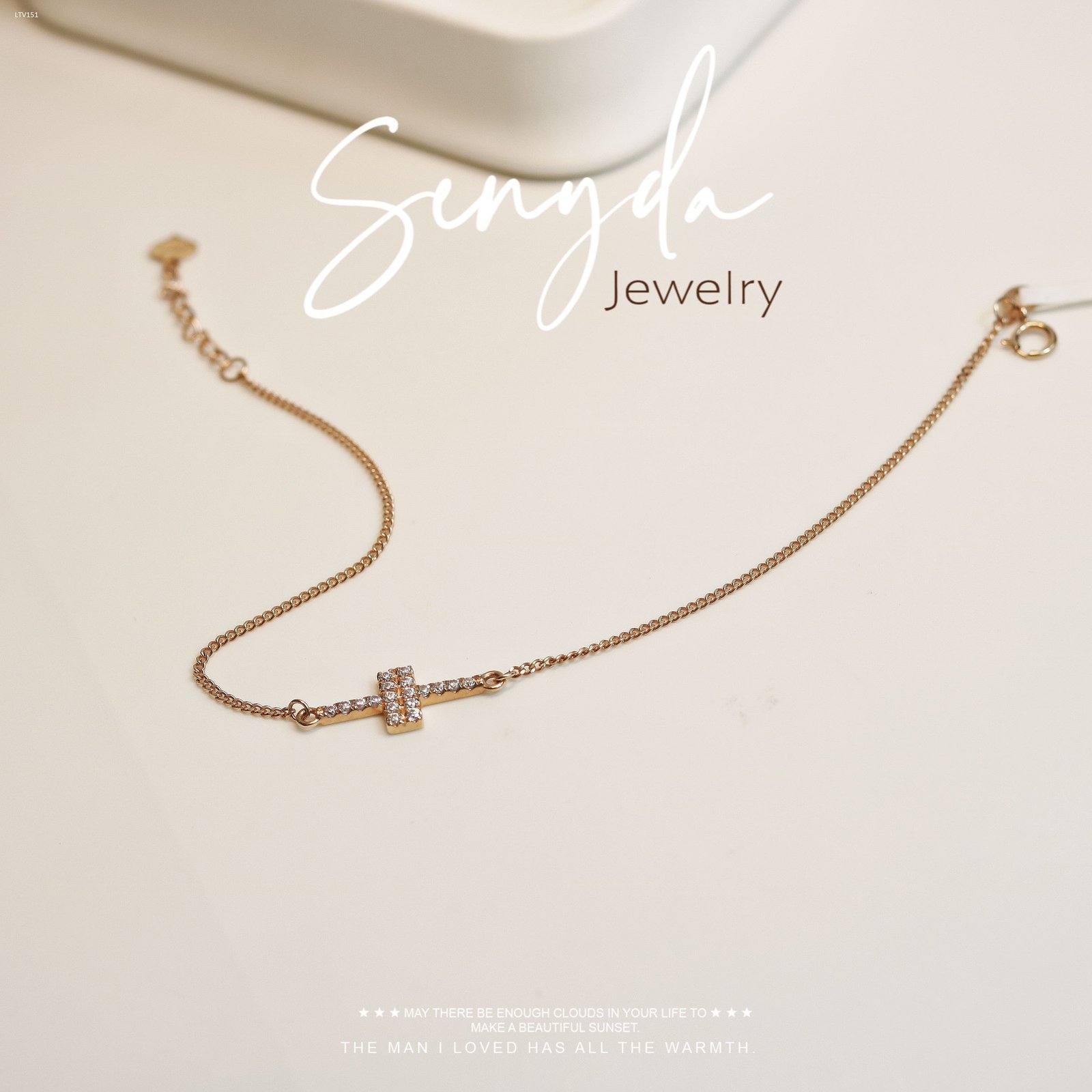 Lắc tay vàng 18K nữ khoen lật nhỏ mặt dấu cộng đính đá lấp lánh, thiết kế hiện đại.