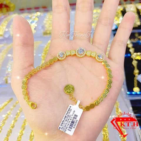 Lắc tay vàng 610 đính đá tinh xảo trên cổ tay nữ giới