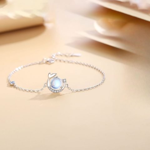 Lắc tay vàng dưới 1 triệu hình cá đính pha lê Aurora nổi bật trên cổ tay