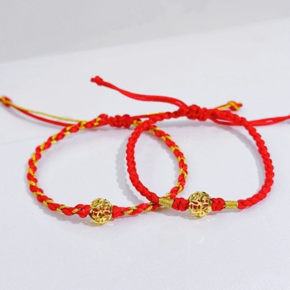 Lắc tay vàng dưới 1 triệu với charm bi vàng kết hợp dây đỏ độc đáo