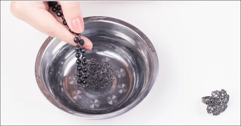 Làm sạch vòng tay hợp kim bằng cồn tẩy rửa