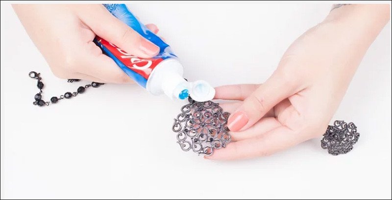 Làm sạch vòng tay hợp kim bằng kem đánh răng đơn giản