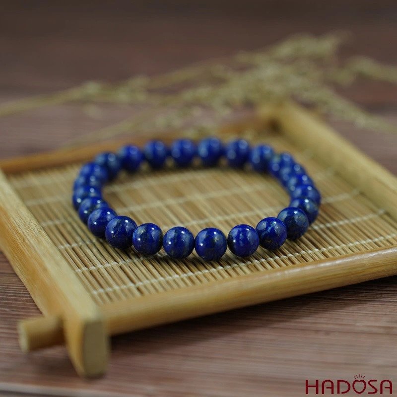 Lau sạch vòng tay đá Lapis Lazuli nhẹ nhàng