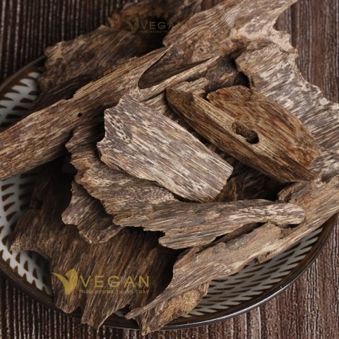 Mảnh gỗ tự nhiên được chạm khắc tinh xảo, gợi ý cho các chất liệu làm vòng tay