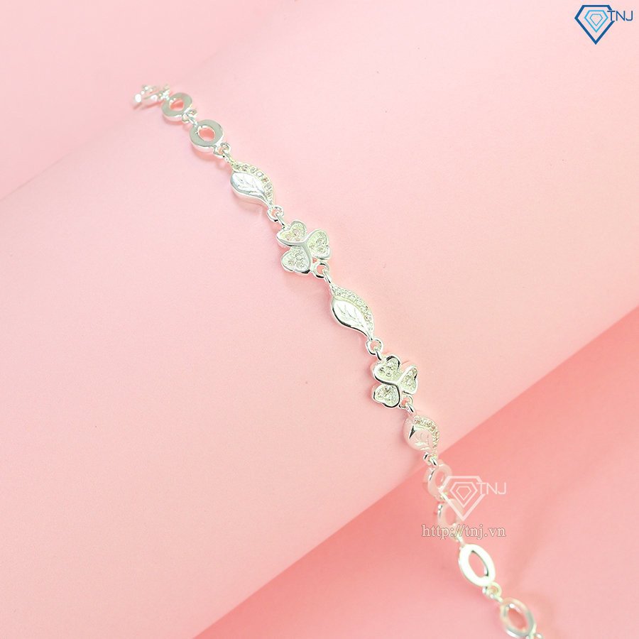 Mẫu ảnh vòng tay bạc nữ đẹp hình chiếc lá khi đeo trên tay, tôn lên vẻ thanh lịch và nữ tính