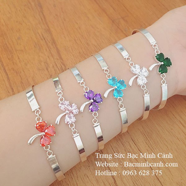 Mẫu lắc tay cỏ 3 lá tinh tế, thiết kế sang trọng