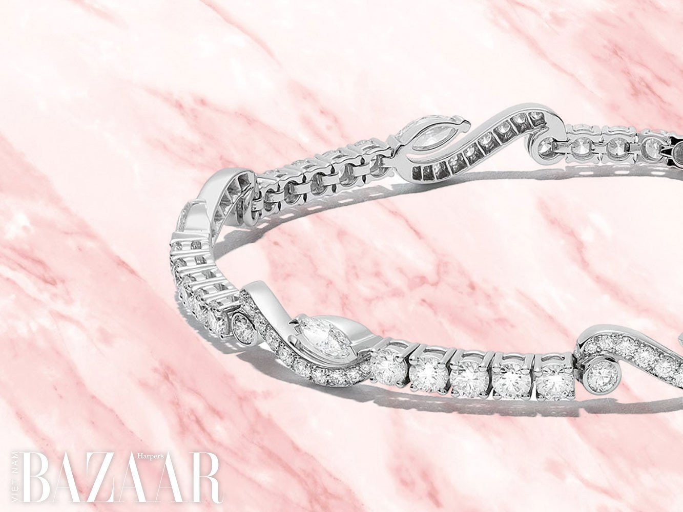 Mẫu lắc tay tennis kim cương sang trọng từ bộ sưu tập Adonis Rose của De Beers.