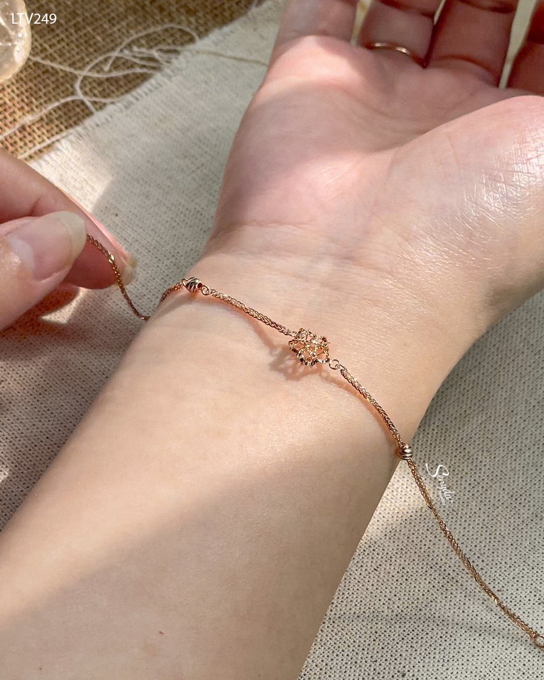 Mẫu lắc tay vàng 18K nữ dây mì mặt hoa 5 cánh duyên dáng, tinh tế.