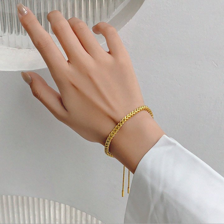 Mẫu lắc tay vàng xích vuông nữ tinh xảo trên cổ tay