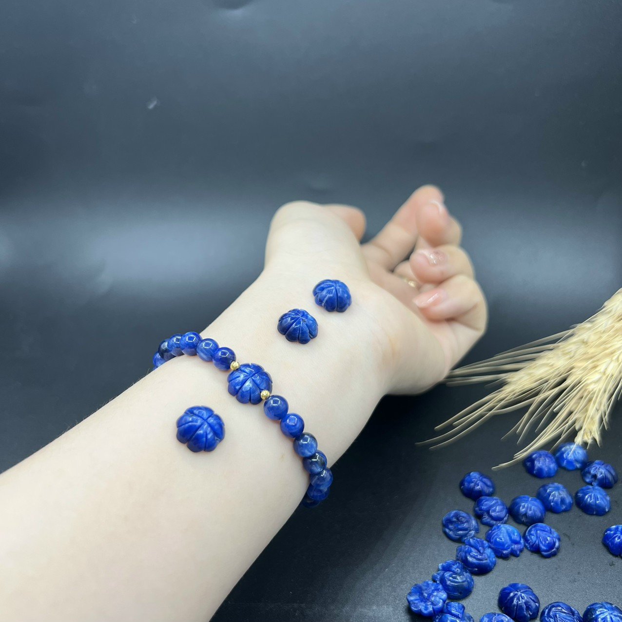 Mẫu vòng tay bi vàng Kyanite đẹp mắt cho nữ giới