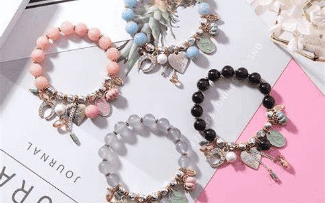 Mẫu vòng tay handmade đẹp với nhiều hạt đá và charm