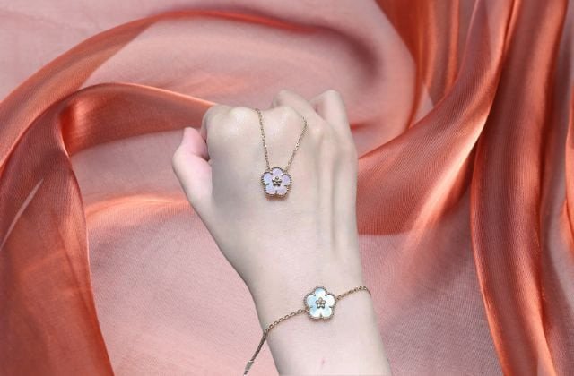 Mẫu vòng tay vàng 18K họa tiết bông hoa duyên dáng, giá tiết kiệm