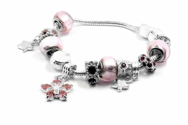 Mẫu vòng tay vàng hồng Cartier Love với thiết kế vít đặc trưng, biểu tượng của tình yêu vĩnh cửu.