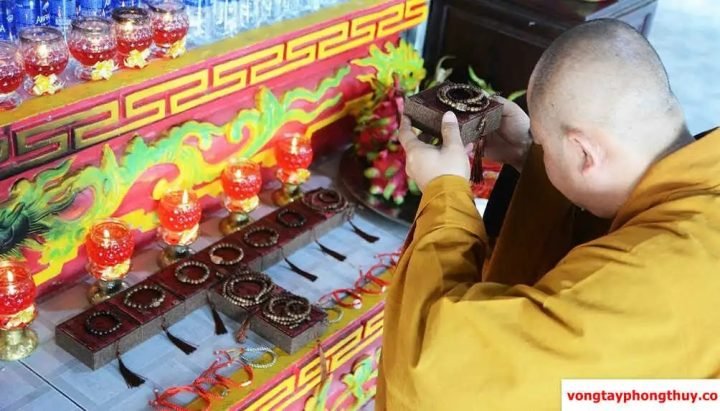 Một chiếc vòng tay hạt gỗ được trì chú linh thiêng tại chùa