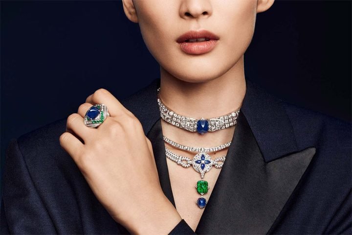 Một người phụ nữ đeo vòng tay LV và đồng hồ, thể hiện sự sang trọng của trang sức Louis Vuitton
