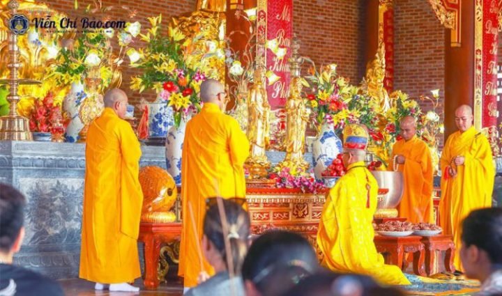Nghi thức khai quang mặt phật tại chùa, một bước quan trọng để vòng tay phật bản mệnh phát huy linh khí.