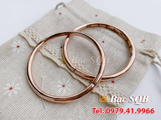 Người đàn ông đeo vòng tay bằng đồng ngồi thiền