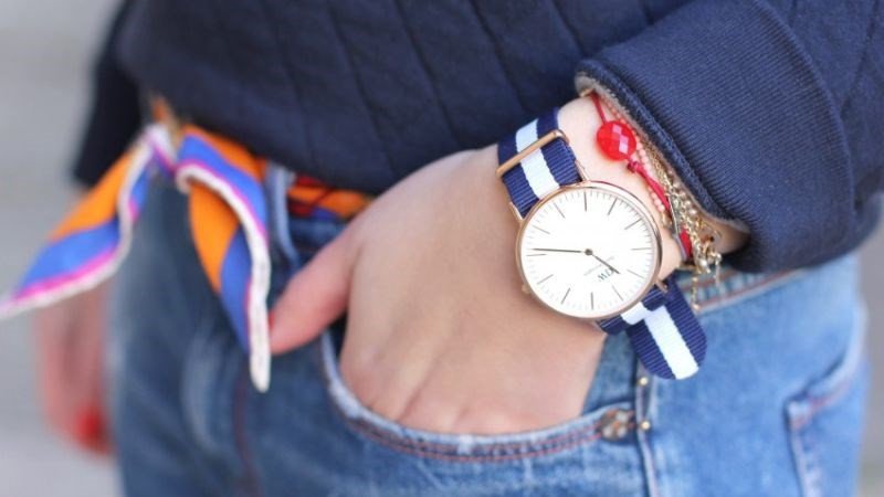Người đàn ông phối đồng hồ và lắc tay trùng màu, tạo điểm nhấn
