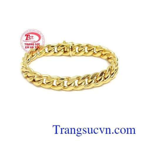Người mẫu đeo lắc tay nam vàng 14k phong cách, sang trọng
