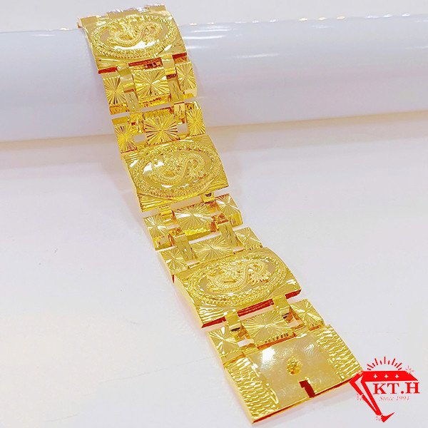 Người mẫu nam đeo lắc tay vàng mắt xích bản lớn