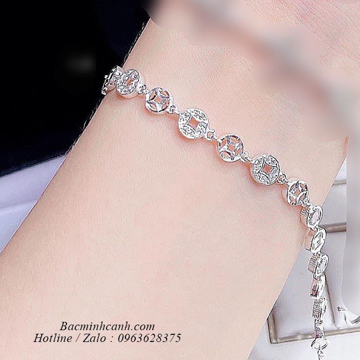 Người phụ nữ đeo lắc tay đồng tiền bạc tinh xảo