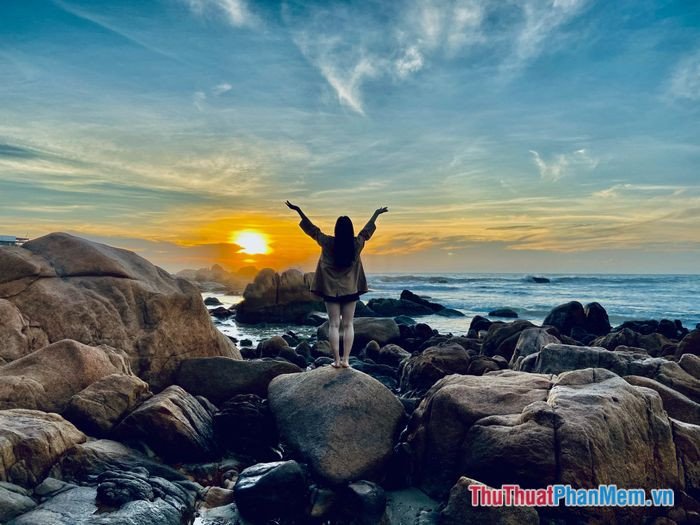 Người phụ nữ giang rộng vòng tay hòa mình vào thiên nhiên