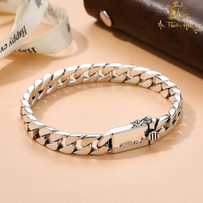 Người thuộc mệnh Kim nên chọn vòng có chất liệu bạc để tăng cường năng lượng tích cực.
