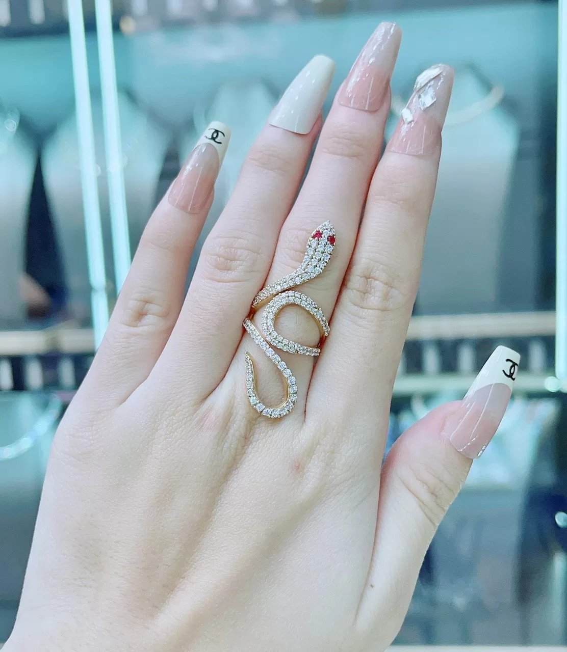 Nhẫn hình rắn bằng vàng Ý 750, đôi mắt rắn màu đỏ nổi bật